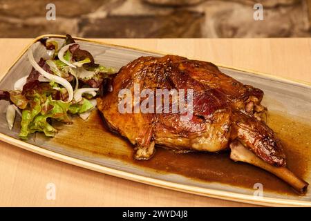 Lammbraten, Bar Restaurante Portaletas, Parte Vieja, Altstadt, Donostia, San Sebastian, Gipuzkoa, Baskenland, Spanien. Stockfoto