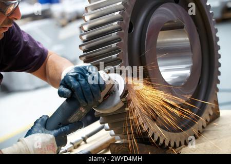 Arbeiter mit Schleifmaschine für Stück, Herstellung von Stahlgetrieben, Zahnrad, mechanische Industrie, Getriebewerk, Gipuzkoa, Baskenland, Spanien. Stockfoto