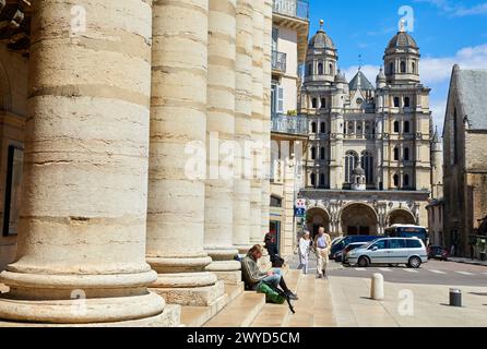 Großes Theater, Kirche Saint-Michel, Place du Theatre, Dijon, Cote d'Or, Region Burgund, Bourgogne, Frankreich, Europa. Stockfoto