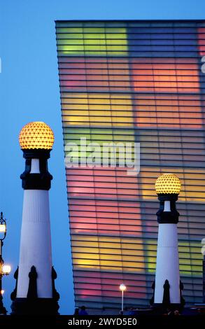 Karnevalslichter im Kursaal Center von Rafael Moneo. San Sebastián. Spanien. Stockfoto