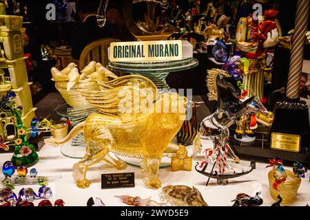 Ausstellung von Murano-Glasskulpturen und Ornamenten in einem Schaufenster in San Marco, Venedig, Italien Stockfoto