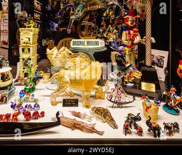 Ausstellung von Murano-Glasskulpturen und Ornamenten in einem Schaufenster in San Marco, Venedig, Italien Stockfoto