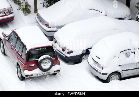 Autos mit Schnee auf Parkplatz. Legazpi, Gipuzkoa, Euskadi. Stockfoto