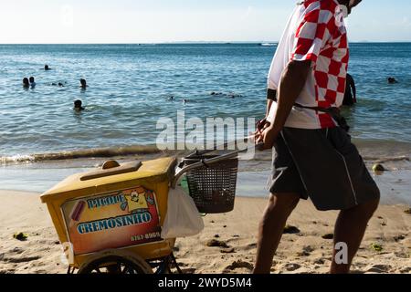 Salvador, Bahia, Brasilien - 9. März 2019: Straßenverkäufer werden am Strand von Ribeira in der Stadt Salvador, Bahia, gesehen. Stockfoto