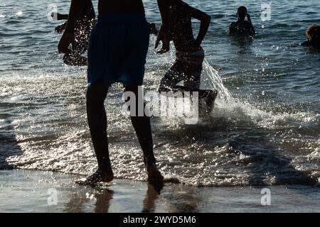 Salvador, Bahia, Brasilien - 9. März 2019: Menschen spielen am Strand von Ribeira in Salvador, Bahia. Stockfoto