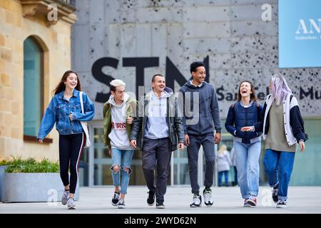 Junge Menschen, die auf der Plaza Zuloaga spazieren, Außenfassaden des San Telmo Museums, Donostia, San Sebastian, Gipuzkoa, Baskenland, Spanien. Stockfoto