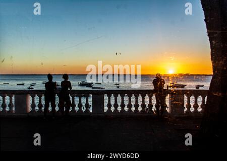 Salvador, Bahia, Brasilien - 31. Mai 2019: Menschen in Silhouette genießen den Sonnenuntergang von der Balustrade Praia da Barra in der Stadt Salvador Stockfoto