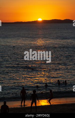 Salvador, Bahia, Brasilien - 31. Mai 2019: Menschen in Silhouette sehen, wie sie sich während des Sonnenuntergangs am Strand von Porto da Barra amüsieren. Stadt Salvador, Bahia. Stockfoto