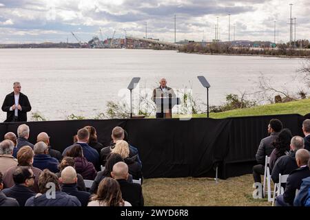 Baltimore, Usa. April 2024. US-Senator Ben Cardin spricht mit einer kleinen Menschenmenge, die sich am Freitag, den 5. April 2024 in Baltimore, MD, zu einer Pressekonferenz mit dem Präsidenten versammelt hat. (Foto: Wesley Lapointe/SIPA USA) Credit: SIPA USA/Alamy Live News Stockfoto