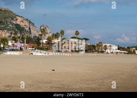 Blick auf den Sandstrand von Terracina, Tyrrhenische Meeresbucht, alte italienische Stadt in der Provinz Latina im Winter, Italien Stockfoto