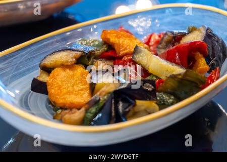 Meze- oder Mezze-Vorspeise, Auswahl an kleinen Gerichten als Vorspeisen in albanisch, bosnisch, armenisch, levantinisch, türkisch, Bulgarisch, Griechisch, Ägypten Stockfoto