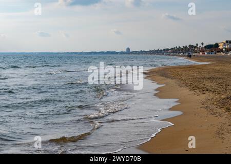 Blick auf den Sandstrand von Terracina, Tyrrhenische Meeresbucht, alte italienische Stadt in der Provinz Latina im Winter, Italien Stockfoto