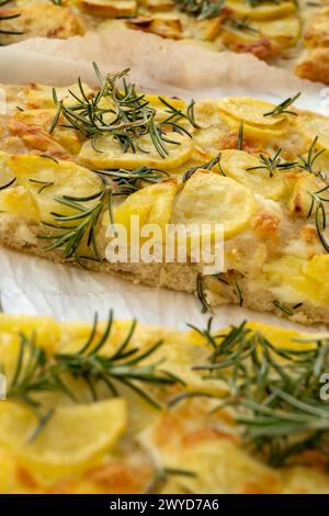 Frisch gebackene Focaccia, pala romana Pizza mit Kartoffelgemüse und Rosmarin in der Bäckerei in Parma, Emilia Rumänien, Italien Stockfoto