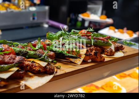 Holzteller mit türkischem Grillfleisch, Hähnchenflügel, Lamm, Rinderschaschlik, Kebab, Paprika vom Holzkohlegrill im Restaurant in Istanbul Stockfoto