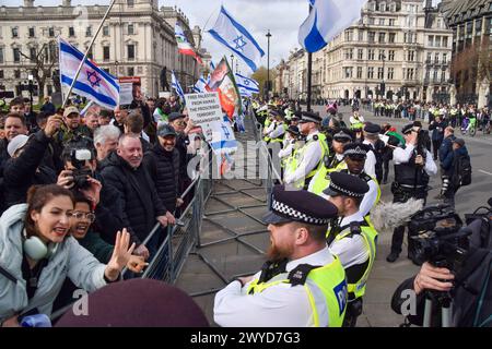 London, Großbritannien. April 2024. Pro-israelische Demonstranten halten während der Demonstration auf dem Parlamentsplatz israelische Fahnen. Pro-palästinensische Demonstranten marschierten in Westminster und wurden auf dem Parlamentsplatz von pro-israelischen Gegenprotestierenden konfrontiert, während pro-palästinensische Demonstranten ihre jährliche Demonstration zum Al-Quds-Tag in Solidarität mit Palästina veranstalteten. (Foto: Vuk Valcic/SOPA Images/SIPA USA) Credit: SIPA USA/Alamy Live News Stockfoto