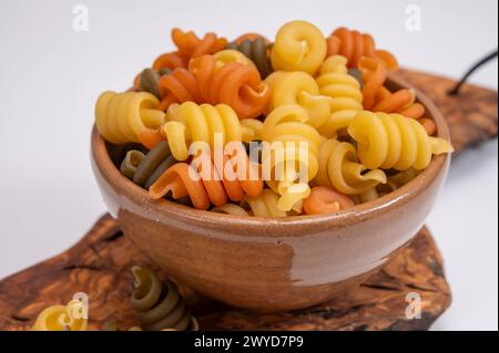 Traditionelle, farbenfrohe italienische getrocknete hausgemachte Pasta aus Neapel, Italien auf Olivenholzbrett Stockfoto