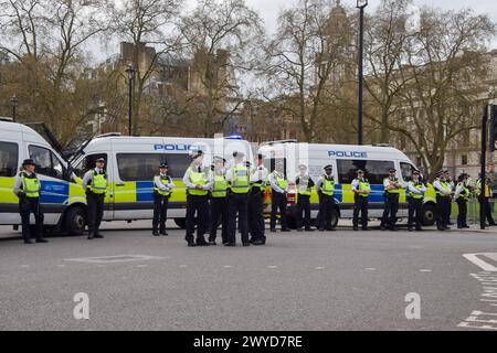 London, Großbritannien. April 2024. Polizeibeamte blockieren den Verkehr während der Demonstration auf dem Parliament Square. Pro-palästinensische Demonstranten marschierten in Westminster und wurden auf dem Parlamentsplatz von pro-israelischen Gegenprotestierenden konfrontiert, während pro-palästinensische Demonstranten ihre jährliche Demonstration zum Al-Quds-Tag in Solidarität mit Palästina veranstalteten. (Foto: Vuk Valcic/SOPA Images/SIPA USA) Credit: SIPA USA/Alamy Live News Stockfoto