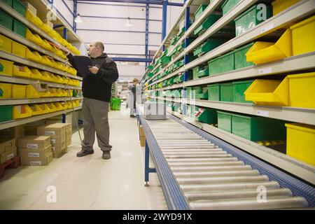 Bestellung wird vorbereitet, Bürobedarf im Laden. Guipuzcoa, Euskadi, Spanien. Stockfoto