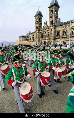 Tamborrada vor dem Rathaus, baskische Folklore. San Sebastian, Baskenland, Spanien. Stockfoto