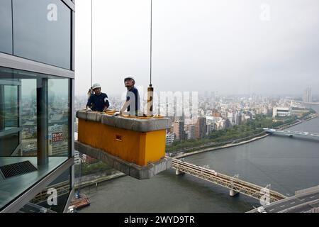 Gebäude Wartung Arbeiter, Asahi Bier Tower, Sumidagawa Fluss, Asakusa, Tokio, Japan. Stockfoto