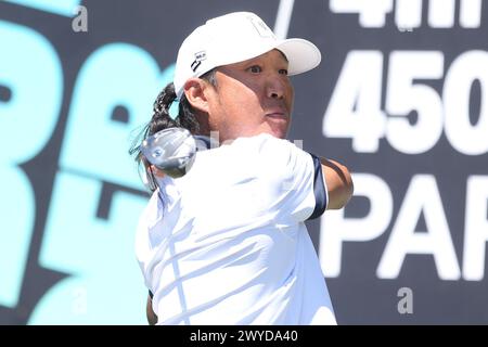 Doral, Florida, USA. April 2024. Anthony Kim schlägt das 16. Loch während der ersten Runde des LIV Golf Miami im Trump National Doral ab. (Kreditbild: © Debby Wong/ZUMA Press Wire) NUR REDAKTIONELLE VERWENDUNG! Nicht für kommerzielle ZWECKE! Quelle: ZUMA Press, Inc./Alamy Live News Stockfoto