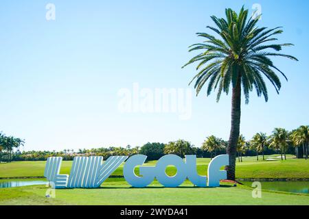 Doral, Florida, USA. April 2024. LIV Golf Signage während der ersten Runde des LIV Golf Miami im Trump National Doral. (Kreditbild: © Debby Wong/ZUMA Press Wire) NUR REDAKTIONELLE VERWENDUNG! Nicht für kommerzielle ZWECKE! Quelle: ZUMA Press, Inc./Alamy Live News Stockfoto