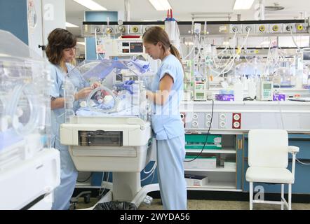 Pflegepersonal, Neugeborene-Intensivstation, Donostia Hospital, San Sebastian, Donostia, Gipuzkoa, Baskenland, Spanien. Stockfoto