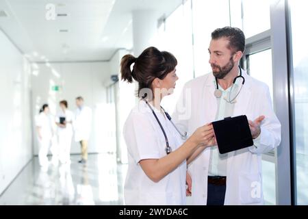 Ärzte und Krankenschwestern sprechen im Flur, Krankenhaus, Spanien. Stockfoto