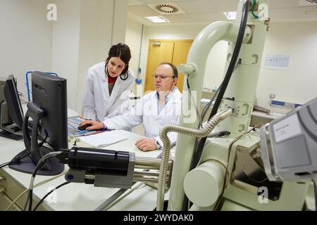 SEM. Elektronisches Scanning-Mikroskop. Technologische Dienstleistungen für die Industrie. Tecnalia Research & Innovation, Donostia, San Sebastian, Gipuzkoa, Baskenland, Spanien. Stockfoto