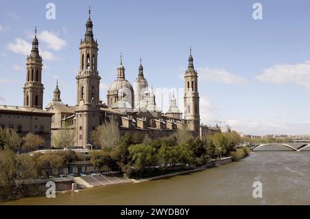 Basilika Nuestra Señora del Pilar und Fluss Ebro, Saragoza. Aragón, Spanien. Stockfoto