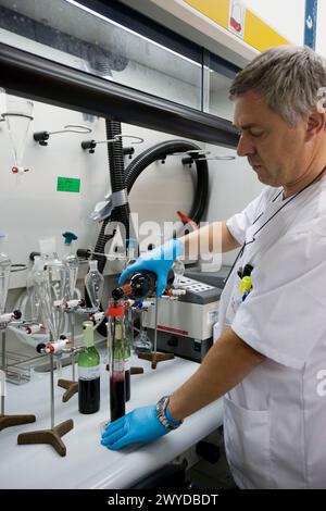 Physik- und Chemielabor. Untersuchungen auf Schadstoffe in Wein. AZTI-Tecnalia. Technologiezentrum, spezialisiert auf Marine- und Lebensmittelforschung. Sukarrieta, Bizkaia, Euskadi. Spanien. Stockfoto