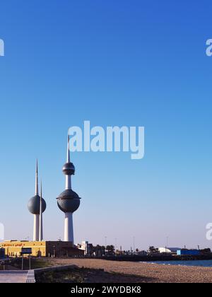 Berühmte Türme der Bälle in Kuwait an einem sonnigen Tag mit klarem Himmel. Blaues Meer und Sandstrand im Hintergrund Stockfoto