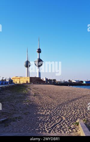 Berühmte Türme der Bälle in Kuwait an einem sonnigen Tag mit klarem Himmel. Blaues Meer und Sandstrand im Hintergrund Stockfoto