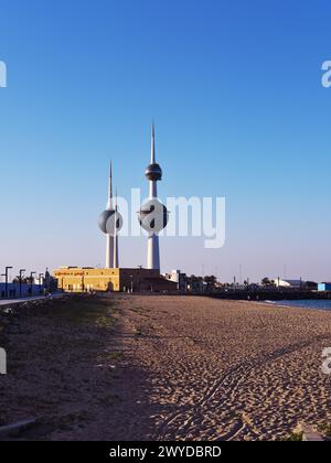 Berühmte Türme der Bälle in Kuwait an einem sonnigen Tag mit klarem Himmel. Blaues Meer und Sandstrand im Hintergrund Stockfoto