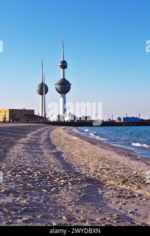 Berühmte Türme der Bälle in Kuwait an einem sonnigen Tag mit klarem Himmel. Blaues Meer und Sandstrand im Hintergrund Stockfoto