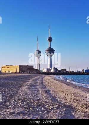 Berühmte Türme der Bälle in Kuwait an einem sonnigen Tag mit klarem Himmel. Blaues Meer und Sandstrand im Hintergrund Stockfoto