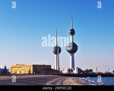 Berühmte Türme der Bälle in Kuwait an einem sonnigen Tag mit klarem Himmel. Blaues Meer und Sandstrand im Hintergrund Stockfoto