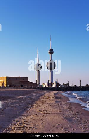 Berühmte Türme der Bälle in Kuwait an einem sonnigen Tag mit klarem Himmel. Blaues Meer und Sandstrand im Hintergrund Stockfoto