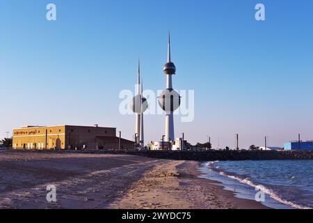 Berühmte Türme der Bälle in Kuwait an einem sonnigen Tag mit klarem Himmel. Blaues Meer und Sandstrand im Hintergrund Stockfoto