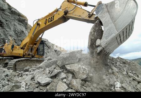 Mergelgewinnung im Steinbruch für die Zementanlage. Stockfoto