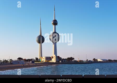 Berühmte Türme der Bälle in Kuwait an einem sonnigen Tag mit klarem Himmel. Blaues Meer und Sandstrand im Hintergrund Stockfoto