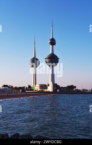 Berühmte Türme der Bälle in Kuwait an einem sonnigen Tag mit klarem Himmel. Blaues Meer und Sandstrand im Hintergrund Stockfoto