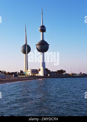 Berühmte Türme der Bälle in Kuwait an einem sonnigen Tag mit klarem Himmel. Blaues Meer und Sandstrand im Hintergrund Stockfoto