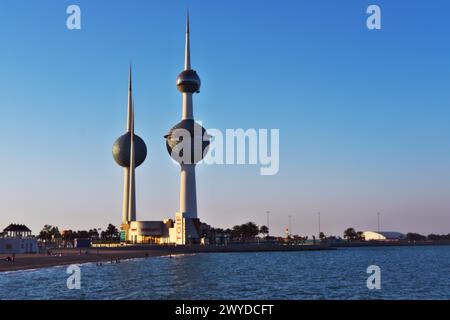 Berühmte Türme der Bälle in Kuwait an einem sonnigen Tag mit klarem Himmel. Blaues Meer und Sandstrand im Hintergrund Stockfoto