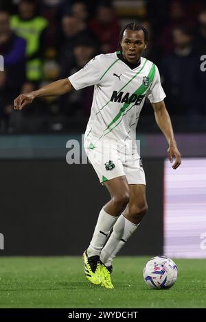 Salerno, Italien. April 2024. Der französische Stürmer Armand Lauriente kontrolliert den Ball während des Fußballspiels der Serie A zwischen Unione Sportiva Salernitana und Sassuolo am 5. April 2024 im Arechi-Stadion in Salerno. Quelle: Unabhängige Fotoagentur/Alamy Live News Stockfoto