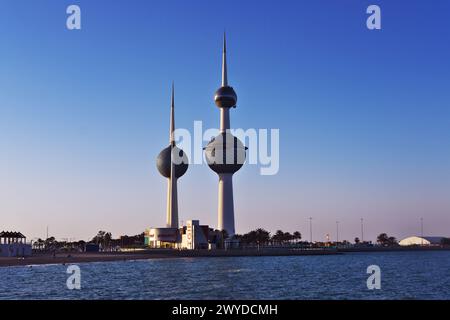 Berühmte Türme der Bälle in Kuwait an einem sonnigen Tag mit klarem Himmel. Blaues Meer und Sandstrand im Hintergrund Stockfoto