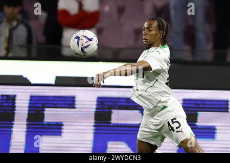 Salerno, Italien. April 2024. Der französische Stürmer Armand Lauriente kontrolliert den Ball während des Fußballspiels der Serie A zwischen Unione Sportiva Salernitana und Sassuolo am 5. April 2024 im Arechi-Stadion in Salerno. Quelle: Unabhängige Fotoagentur/Alamy Live News Stockfoto