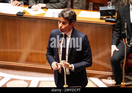 Paris, Frankreich. April 2024. Der französische Premierminister Gabriel Attal spricht vor der Nationalversammlung. Eine wöchentliche Sitzung der Befragung des französischen Premierministers Gabriel Attal findet in der Nationalversammlung im Palais Bourbon in Paris statt. (Foto: Telmo Pinto/SOPA Images/SIPA USA) Credit: SIPA USA/Alamy Live News Stockfoto