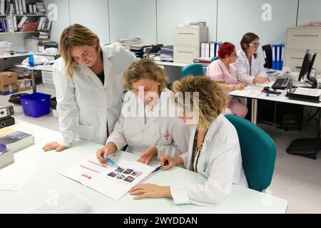 Medizinische Sitzung, klinische Sitzung, Büro, Krankenhaus Donostia, San Sebastian, Gipuzkoa, Baskenland, Spanien. Stockfoto