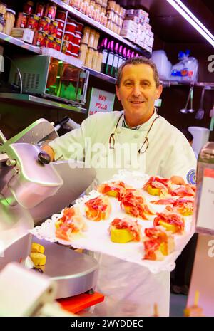 Pintxos, Metzger, Gastro Pote, San Martin Markt, Donostia, San Sebastian, Baskenland, Spanien. Stockfoto